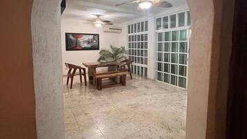 City House, 5 Bedrooms | Living area