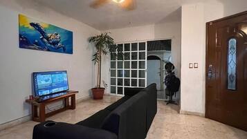 City House, 5 Bedrooms | Living area