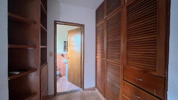 City House, 5 Bedrooms | Wardrobe