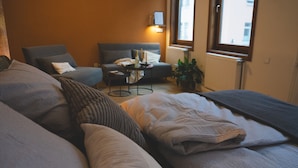 Dobbeltrom – deluxe | Blendingsgardiner, strykejern/-brett og reiseseng for barn