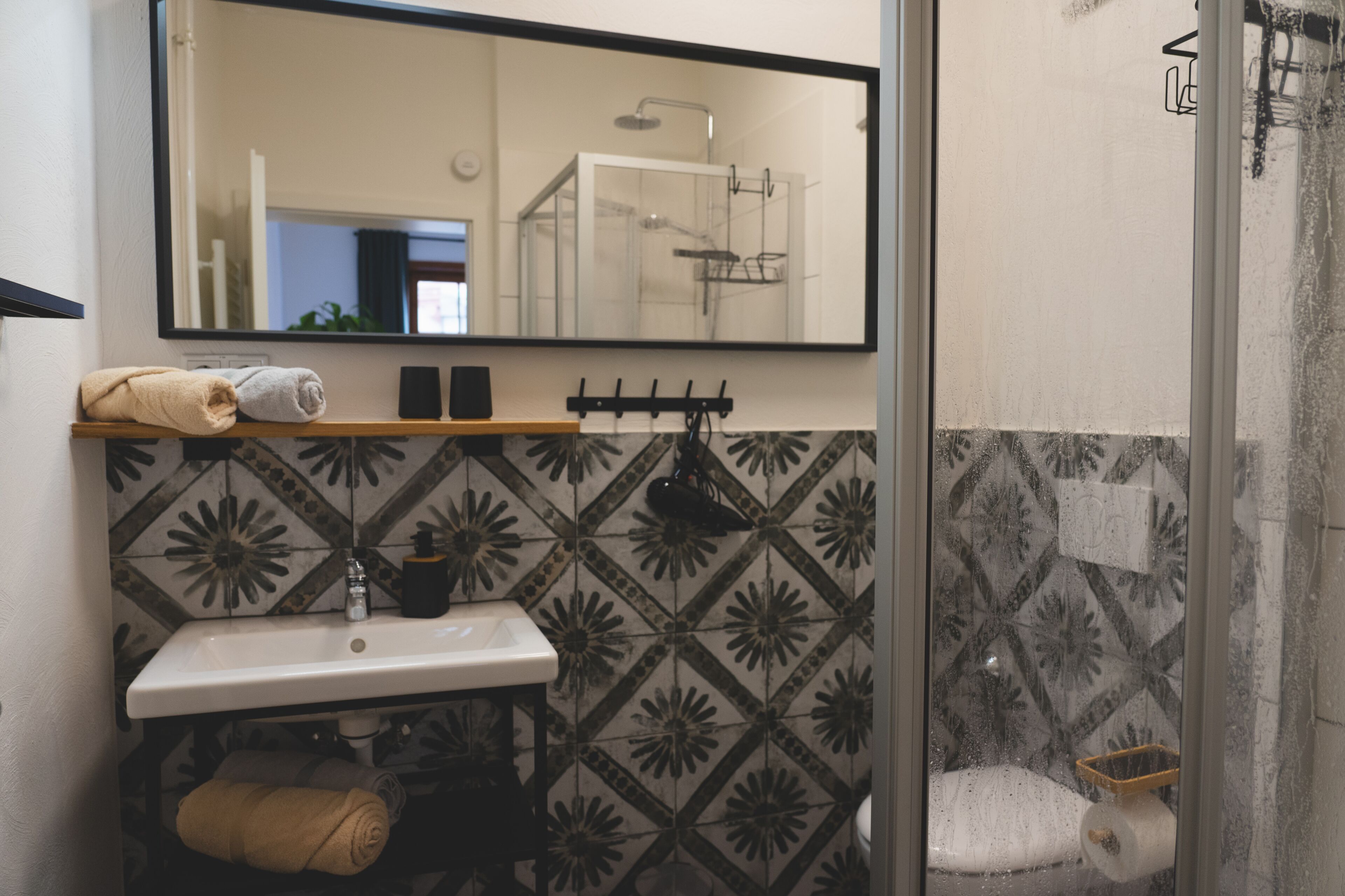 Deluxe-Doppelzimmer | Badezimmer | Haartrockner, Handtücher, Seife, Toilettenpapier