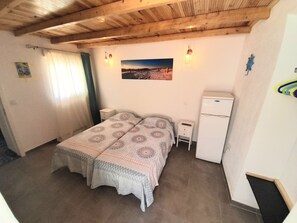 1 bedroom, travel cot, free WiFi, bed sheets
