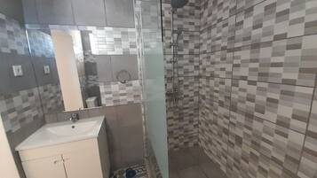 Shower, hair dryer, towels, shampoo