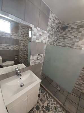 Dusj, hårføner, håndklær og sjampo