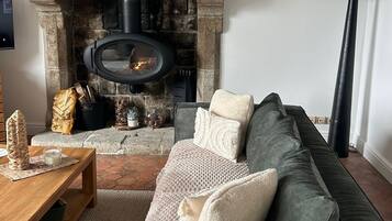 Smart-tv, een open haard, tafelvoetbal en boeken