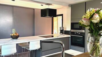 Réfrigérateur, micro-ondes, four, plaque de cuisson