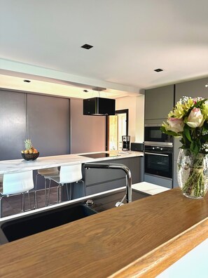 Fridge, microwave, oven, stovetop - La Chaumière Vauban Vue Mer et Mont St Michel (Champeaux)