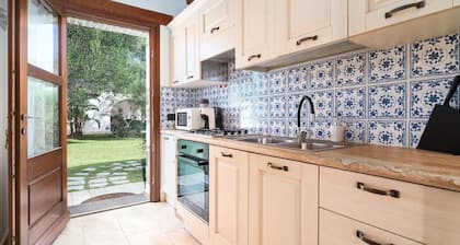 OROSEI VACATION HOME: GARDEN AND VEGETABLE GARDEN AVAILABLE, A FEW STEPS FROM THE SEA