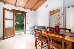 Smart TV, books - OROSEI VACATION HOME: GARDEN AND VEGETABLE GARDEN AVAILABLE, A FEW STEPS FROM THE SEA (Orosei)