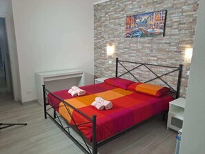 Peti besi dalam bilik, langsir/tirai gelap terus, kalis bunyi 