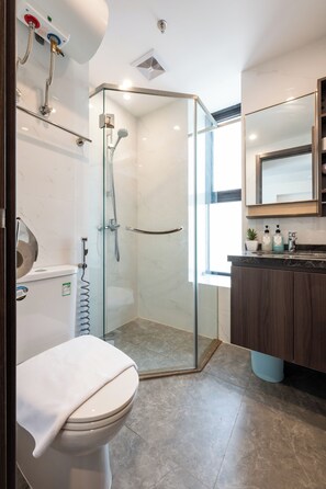 Deluxe Apartment | Bathroom | Shower, rainfall showerhead, hair dryer, bidet
