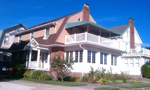 Exterior - MAY 30 TO JUNE 30 ONLY: THIS GORGEOUS BEACH BLOCK HOME IN VENTNOR BEACH VIEWS (Ventnor City)