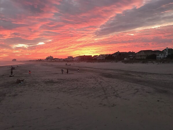 Beach - MAY 30 TO JUNE 30 ONLY: THIS GORGEOUS BEACH BLOCK HOME IN VENTNOR BEACH VIEWS (Ventnor City)