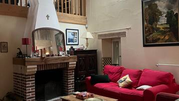 Kamin, DVD-Player, Tischtennisplatte, Bücher