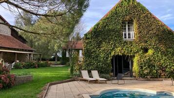 Una piscina al aire libre, una piscina climatizada