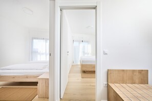 2 quartos, ferros/tábuas de passar roupa, berço de viagem