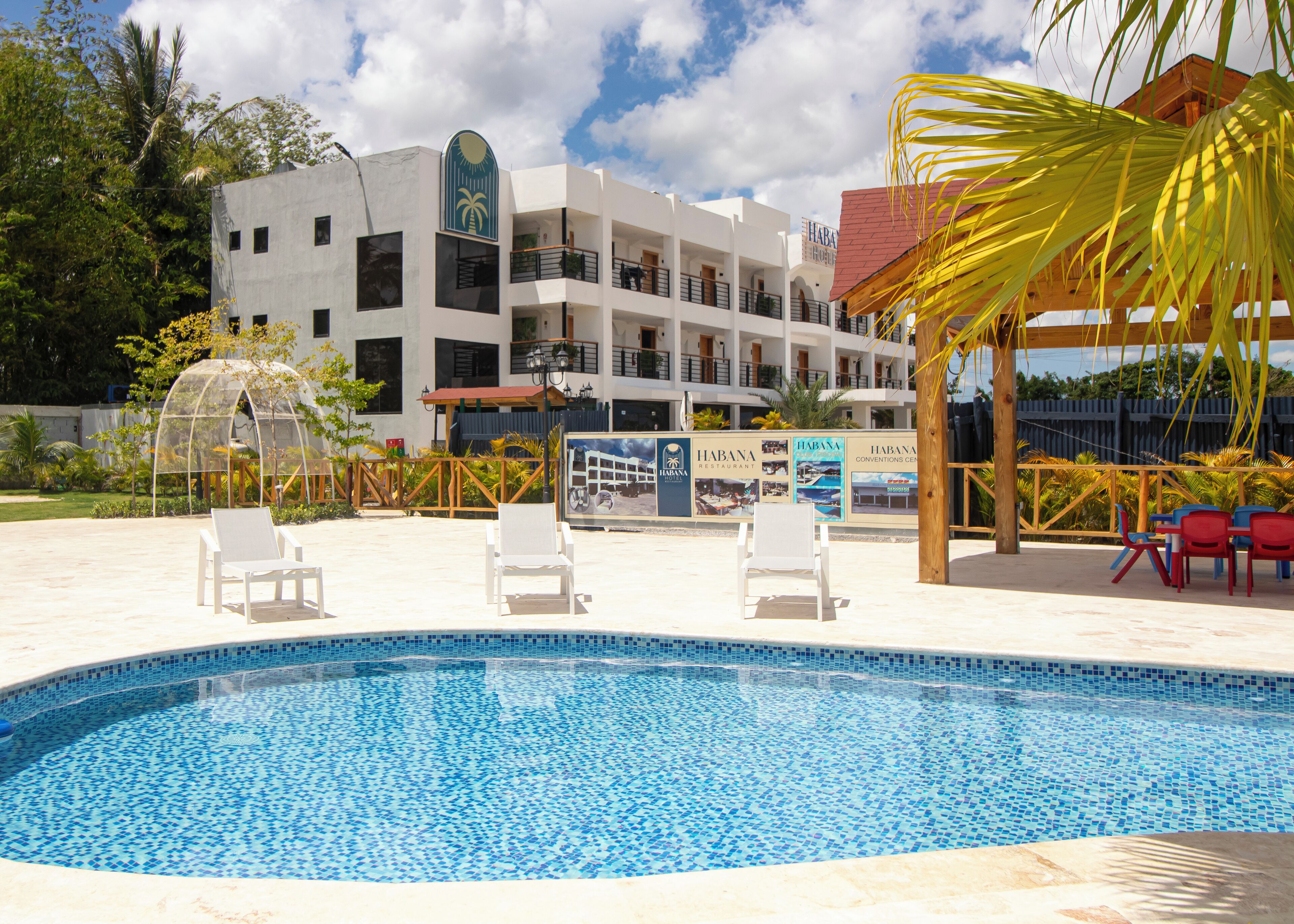 2 piscinas al aire libre, sombrillas, sillones reclinables de piscina