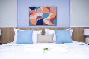 Executive Studio Suite, 1 Bedroom | In-room safe, individually decorated, desk, laptop workspace