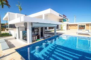 2 bares, bar en la piscina y bar junto a la piscina