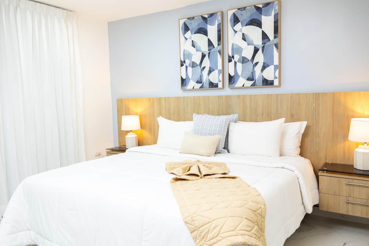 1 Schlafzimmer, Zimmersafe, individuell dekoriert, Schreibtisch