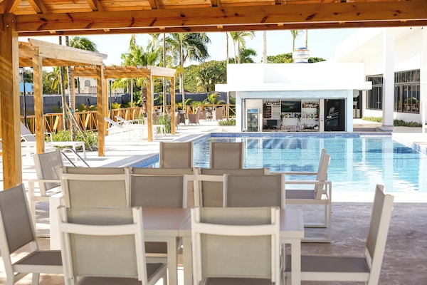 2 piscinas al aire libre, sombrillas, sillones reclinables de piscina