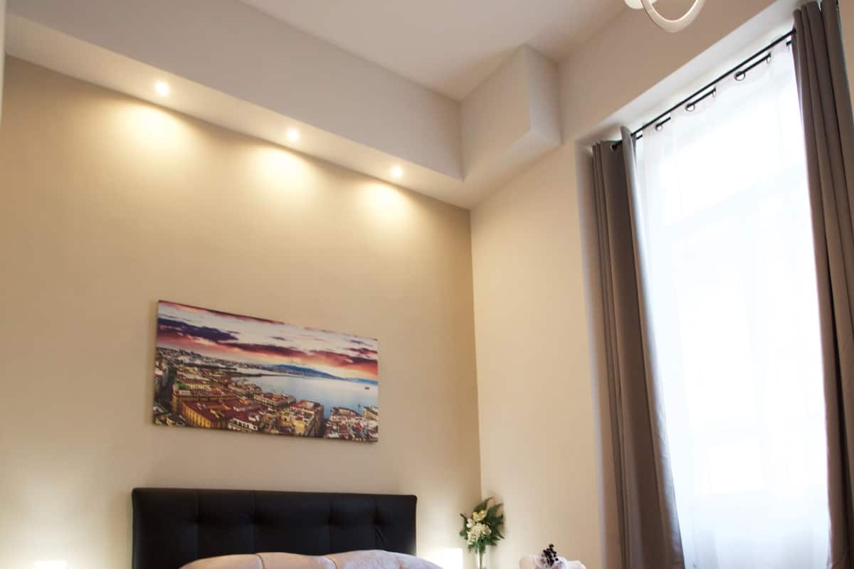 Quarto triplo família, vista para a cidade | Escrivaninha, espaço de trabalho para notebook, Wi-Fi de cortesia
