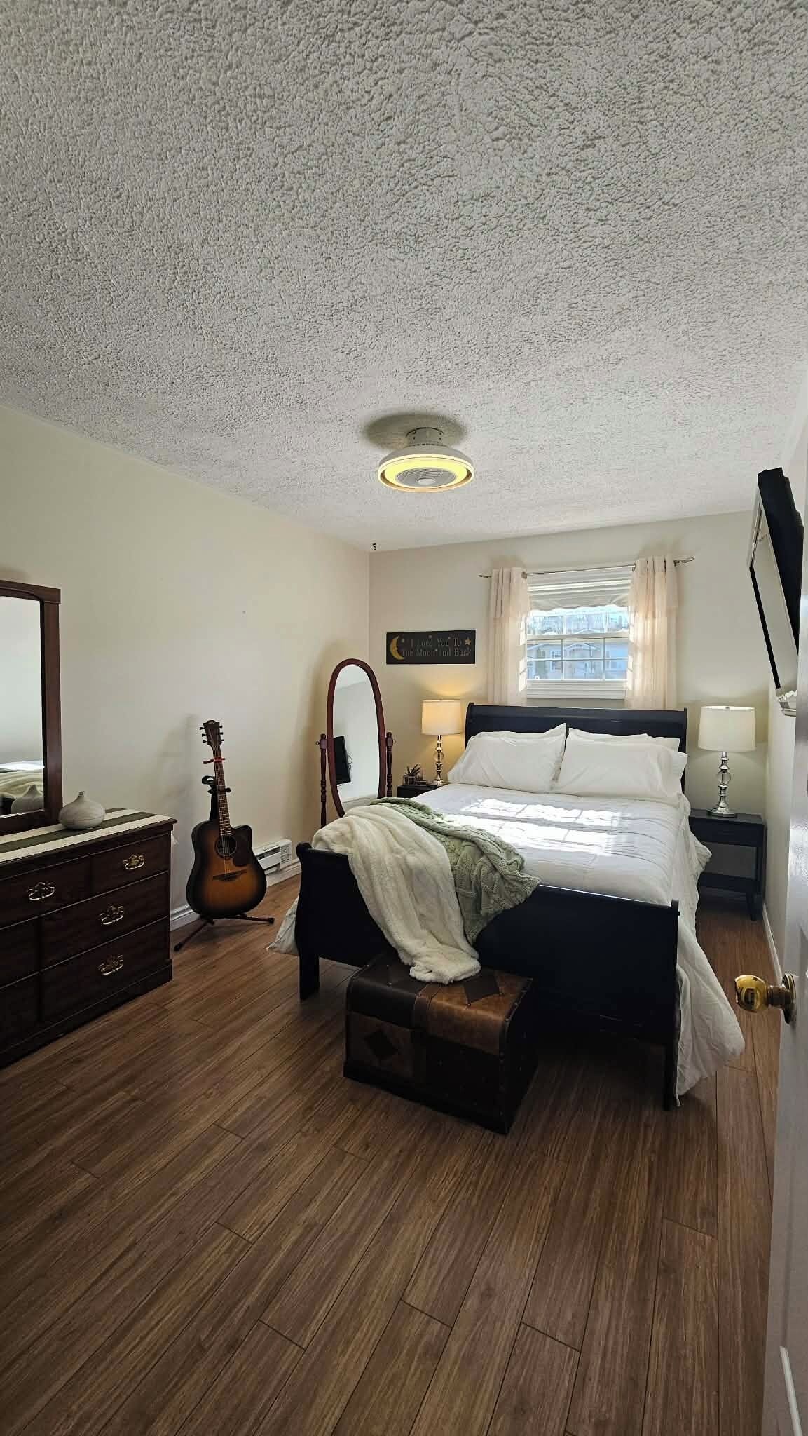 3 habitaciones, tabla de planchar con plancha, wifi y ropa de cama 