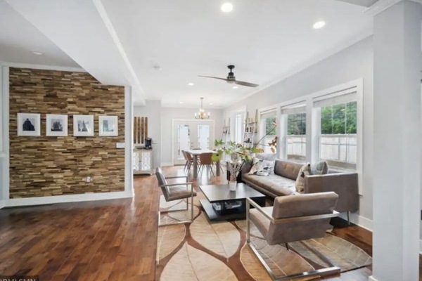 Televisor intel·ligent, llar de foc i llibres