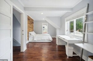 3 bedrooms, desk, iron/ironing board, WiFi