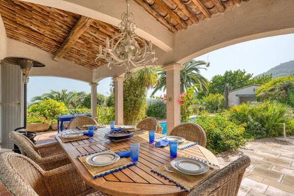 Outdoor dining - Peaceful villa (Tourrettes-sur-Loup)