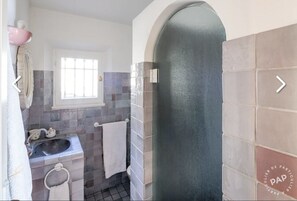 Shower, hair dryer, towels - Peaceful villa (Tourrettes-sur-Loup)