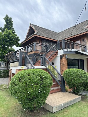 Villa – grand | Oppholdsområde | En 32-tommers Flatskjerm-TV med digitale kanaler