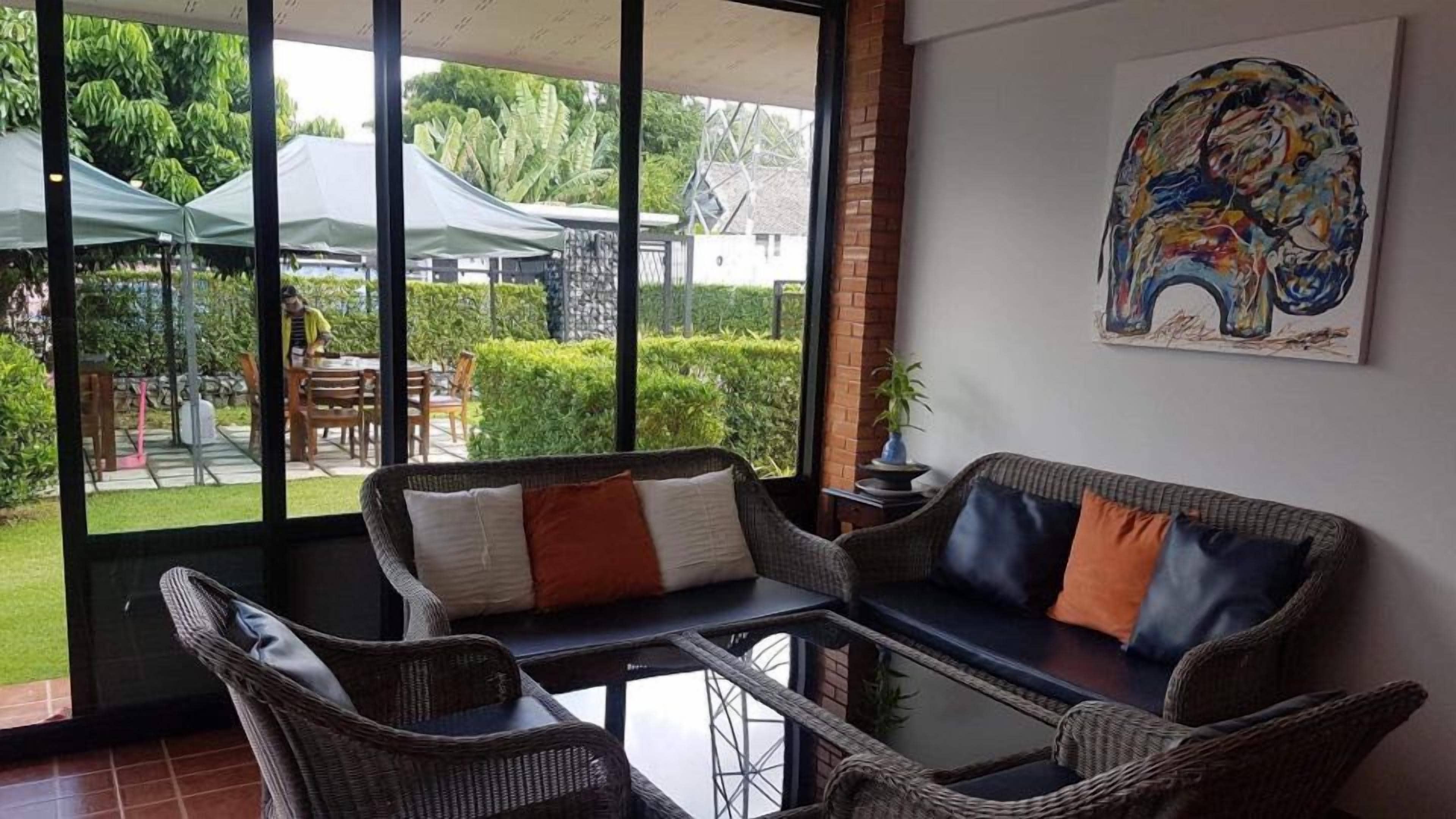 Grand villa | Woonruimte | Een 32-inch flatscreentelevisie met digitale zenders