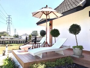 Royal Villa | Living area | 32-inch flat-screen TV with digital channels - Nomads Riverside Chiangmai (Chiang Mai)