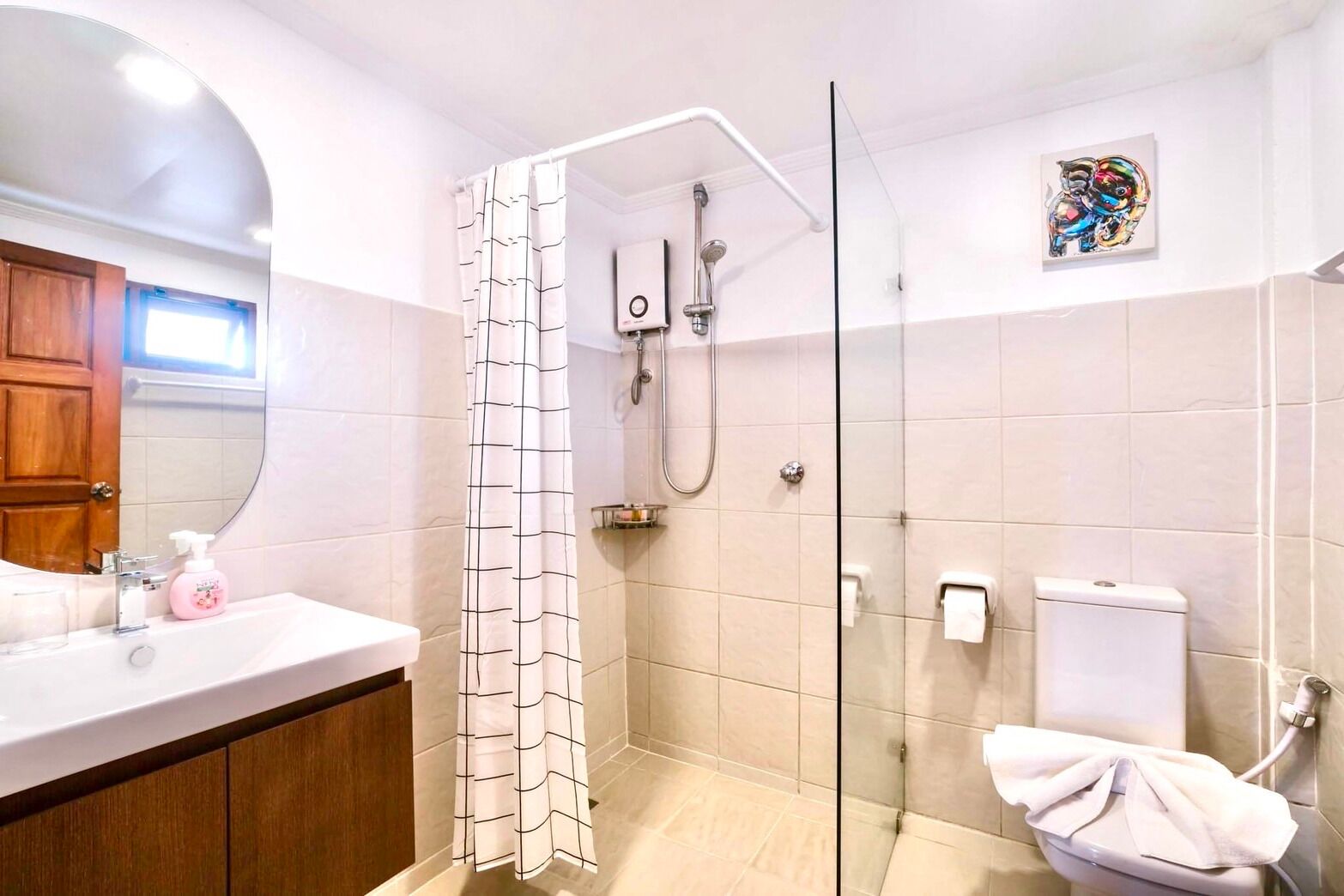 Vila Standar | Kamar mandi | Kombinasi shower/bathtub, pancuran hujan,  dan perlengkapan mandi gratis