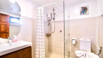 Vila Standar | Kamar mandi | Kombinasi shower/bathtub, pancuran hujan, dan perlengkapan mandi gratis