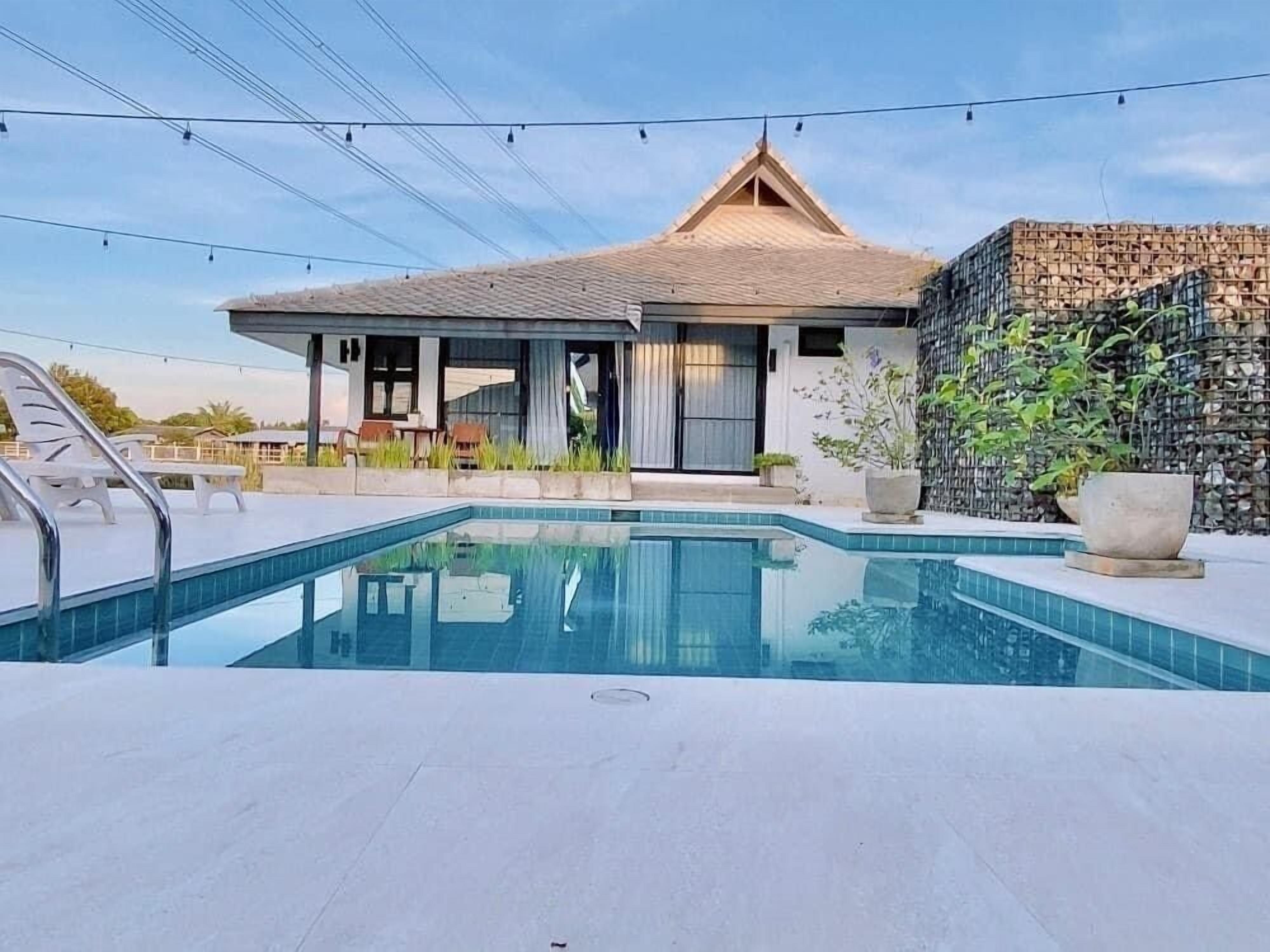 皇家别墅 | 起居区 | 32-英寸纯平电视（配备数码频道）