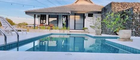 Villa – royal | Oppholdsområde | En 32-tommers Flatskjerm-TV med digitale kanaler