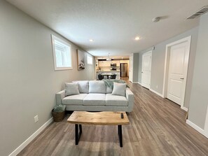 Smart TV - Cozy 2 Bedroom Suite Near Hiking and Parks! (Lethbridge)