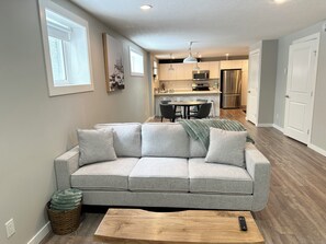 Smart TV - Cozy 2 Bedroom Suite Near Hiking and Parks! (Lethbridge)