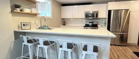 Refrigerador, microondas, horno y parrilla de estufa