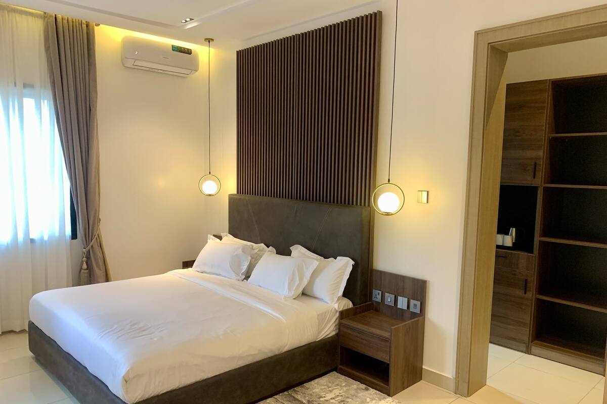 Suite – grand | Sengetøy av topp kvalitet, safe på rommet og skrivebord