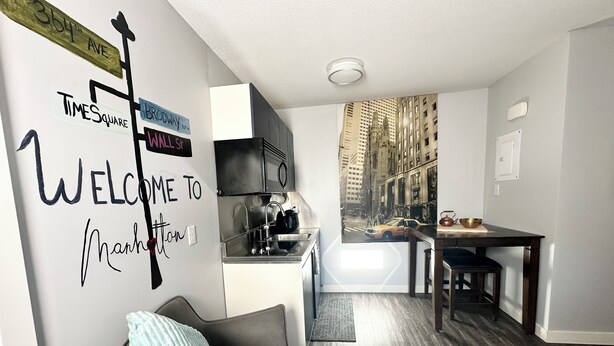 Un apartamento moderno con cocina, comedor y sala de estar.