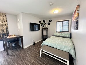 1 bedroom, WiFi, bed sheets - Private/ Pet-friendly Themed Suite with Kitchenette! Fast Wi-Fi, Central (Lethbridge)