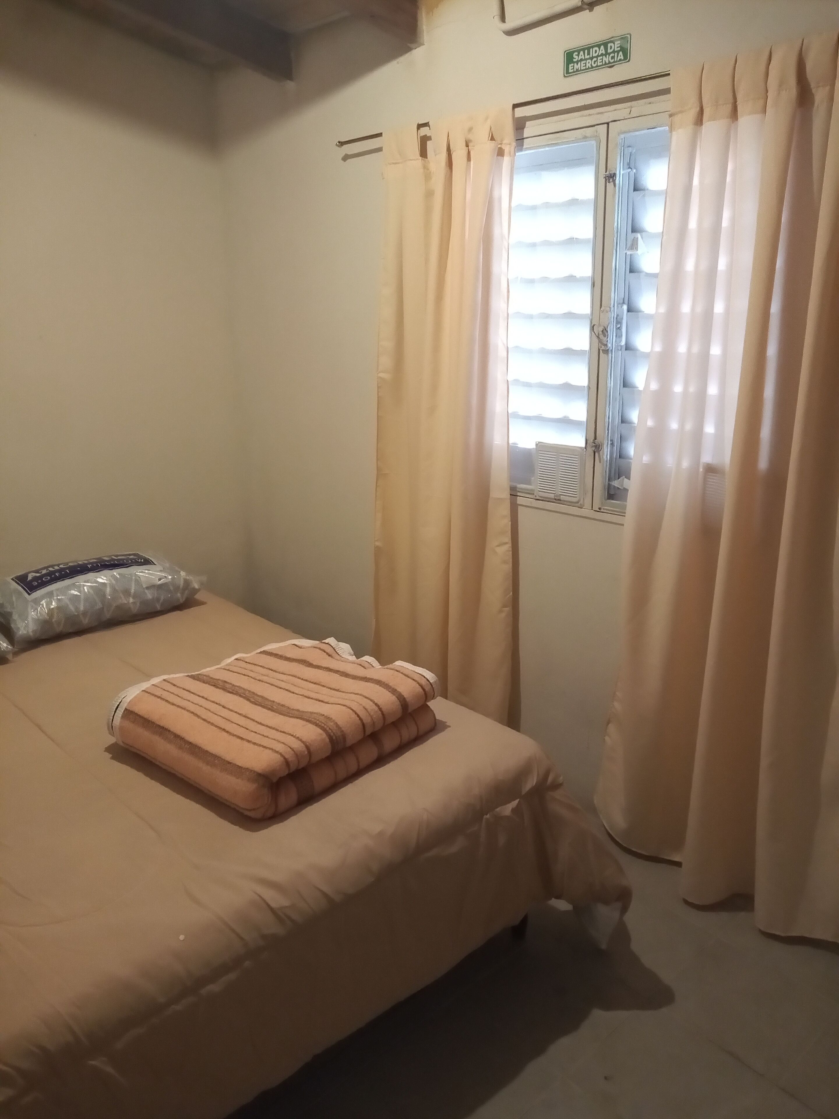 1 habitación, tabla de planchar con plancha, wifi gratis y ropa de cama 