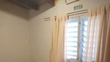 1 habitación, tabla de planchar con plancha, wifi gratis y ropa de cama