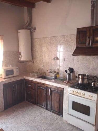 Casa Iaue 1 Baño, Cocina Comedor Amplio con TV, Estacionamiento con Patio Amplio