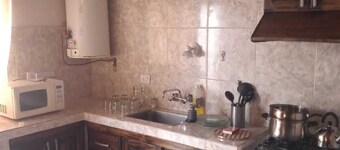 Casa Iaue 1 Baño, Cocina Comedor Amplio con TV, Estacionamiento con Patio Amplio