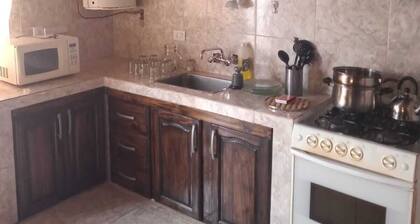 Casa Iaue 1 Baño, Cocina Comedor Amplio con TV, Estacionamiento con Patio Amplio