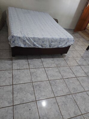 2 bedrooms, iron/ironing board, WiFi